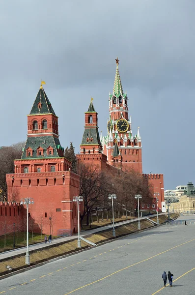 Las torres Constantino-Heleninskaya, Nabatnaya y Spasskaya del Kremlin de Moscú —  Fotos de Stock
