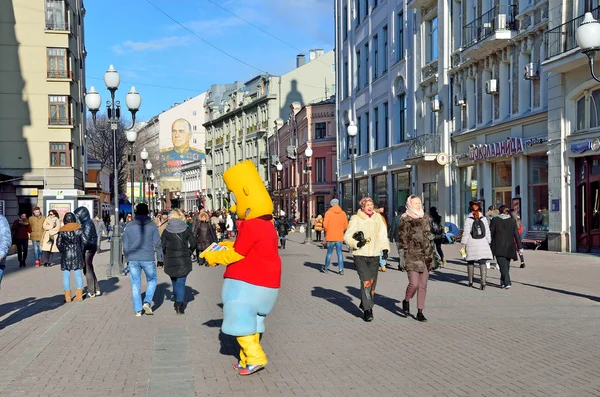 Μαρτίου 20, 2016, Μόσχα, ρωσική σκηνή: ανθρώπους που περπατούν στην οδό Arbat άνοιξη — Φωτογραφία Αρχείου
