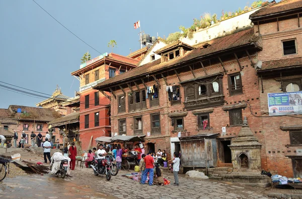 Bhaktapur, Nepál, září 28, 2013, nepálština scénu: Lidí, kteří jdou do starověkého města Bhaktapur. V květnu 2015 částečně zničeny při zemětřesení — Stock fotografie