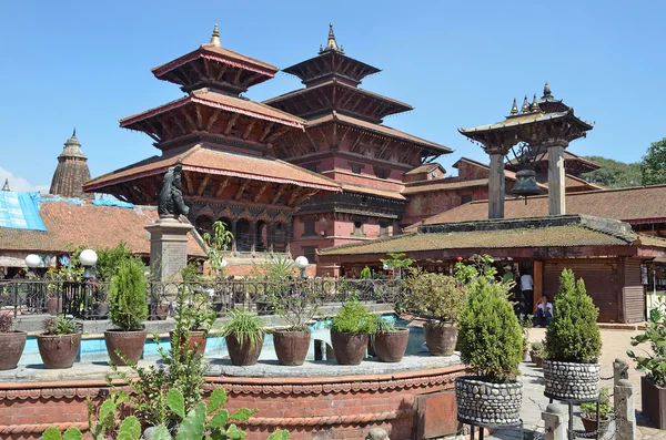 Patan, Nepal, październik, 26, 2012, nepalski scena: nikt, ogród w Pałacu Królewskim na starożytnym placu Durbar. W maju 2015 kwadrat częściowo zniszczone podczas trzęsienia ziemi — Zdjęcie stockowe