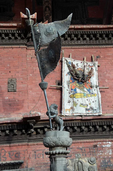 Coluna antiga com uma escultura de um leão em seu cume na praça Durbar em Bhaktapur — Fotografia de Stock