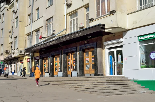 Moscow, Russia, March, 20, 2016, Russian scene: people walking near the entrance to the station "Kurskaya" on Arbatsko-Pokrovskaya metro line — Stock Photo, Image