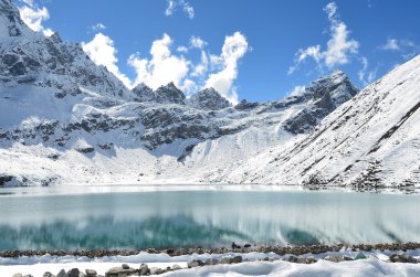 Himalayalar, güneşli bir günde Nepal Gokio gölü