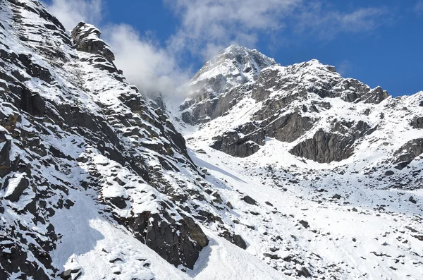 Nepál, trekking Himalájában, hegyi táj, közel a falu Machermo, 4500 m tengerszint feletti magasságban — Stock Fotó