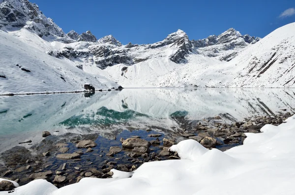 Himalayas, jezioro Gokio w Nepalu w słoneczny dzień — Zdjęcie stockowe