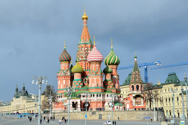 Moskou, Rusland, maart, 20, 2016, Russische scène: mensen lopen in de buurt van St. Basil's Cathedral in Moskou — Stockfoto