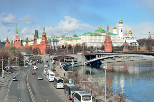 Moskova, Rusya, 20 Mart 2016, Rus sahnesi: Moskova'da Kremlin yakınlarındaki setüzerinde arabalar — Stok fotoğraf