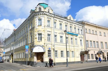 Moskova, Rusya, 20 Mart 2016, Rus sahne: karlı ev Zabelins Kupriyanova, Moskova yakınındaki sokak Pokrovka, 3/7 üzerinde yürüyen insanlar