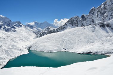 Himalayalar, güneşli bir günde Nepal Gokio gölü