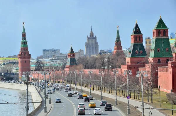 Moscú, Rusia, 20 de marzo de 2016. Escena rusa: tráfico cerca del Kremlin de Moscú —  Fotos de Stock