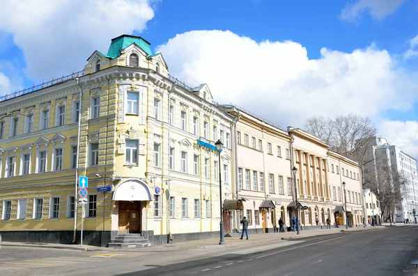 Moscow, Russia, March, 20, 2016, Russian scene: people walking near profitable home Zabelins-Kupriyanova in Moscow on street Pokrovka, 3/7 and estate of B. I. Tolstoy, Pokrovka street, 3/7 building 1A — Stock Photo, Image