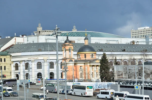 Moscow, Russia, March, 20, 2016. St. Barbara Church on the background of Gostiny Dvor in Moscow — Stock Photo, Image