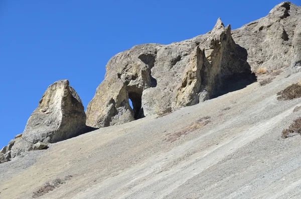 Nepal, trekking en Himalaya. Formaciones rocosas a una altura de 4000 metros sobre el nivel del mar — Foto de Stock