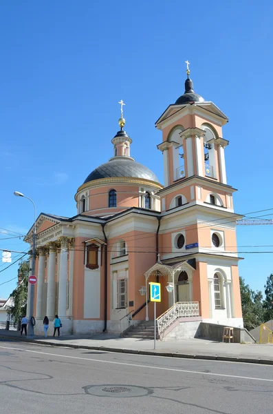 Moskva, Ryssland, augusti, 21, 2015. Människor som går nära kyrkan St. Varvara. Street Varvarka — Stockfoto