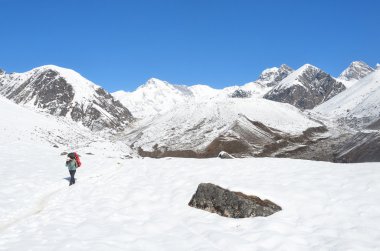 Nepal Himalayalar, Ekim, 20, 2013. Turistik bir dağ iz Himalayalar üzerinde