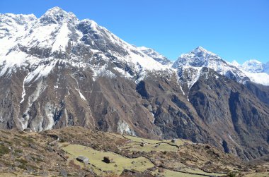 Nepal, Himalayalar'da güneşli gün temizleyin.