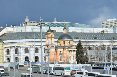 Moskova, Rusya, 20 Mart 2016. Moskova'da Gostiny Dvor arka plan üzerinde St Barbara Kilisesi