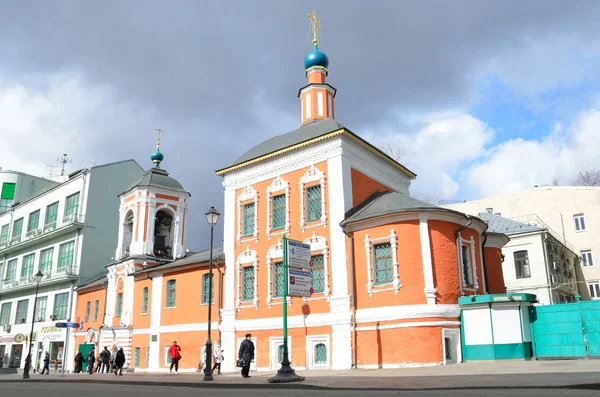 モスクワ、ロシア、2016年3月、2016年3月、ロシアのシーン:マロゼイカの聖ニコラス教会の近くを歩く人々 — ストック写真