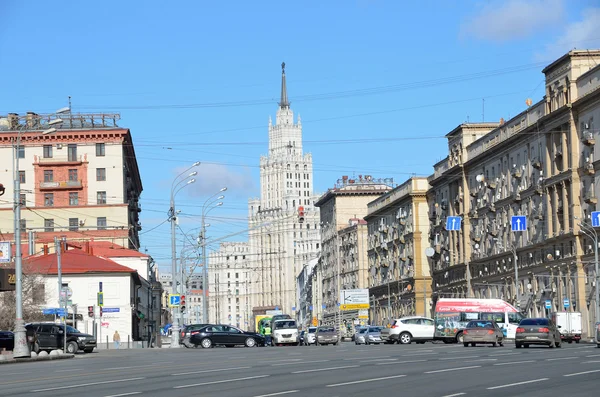 2016 年 3 月 20 日，俄罗斯莫斯科。俄罗斯的场景 ︰ 在莫斯科多沃耶环 Sadovaya Chernogryazskaya 街上的汽车 — 图库照片