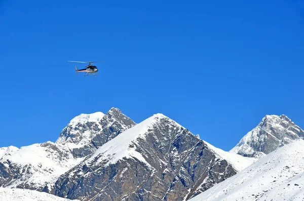 Distrito Khumbu, Nepal, helicóptero no Himalaia — Fotografia de Stock