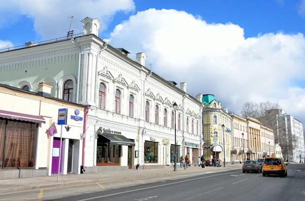 Moscú, Rusia, 20 de marzo de 2016, escena rusa: personas caminando por la calle Pokrovka —  Fotos de Stock