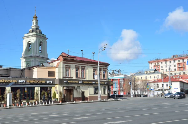 Moscú, Rusia, 20 de marzo de 2016. Escena rusa: Coches en Sadovaya-Zemlyanoy val street, anillo de Sadovoye en Moscú —  Fotos de Stock