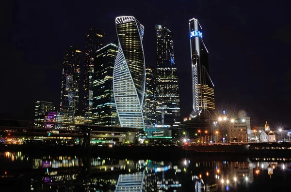 МОСКВА, 28 марта. Российская сцена: Международный деловой центр "Москва-Сити" ночью — стоковое фото