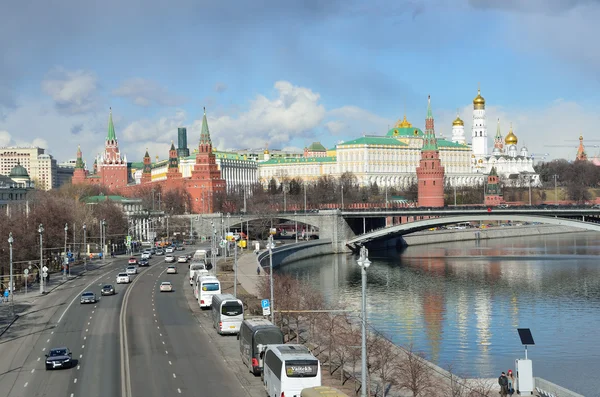 Moscú, Rusia, 20 de marzo de 2016, escena rusa: coches en el terraplén cerca del Kremlin en Moscú —  Fotos de Stock