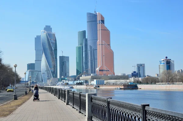 Moscou, Rússia, 28 de março de 2016. Cena russa: Centro Internacional de Negócios "Moscow-City". Embankment de Taras Shevchenko — Fotografia de Stock