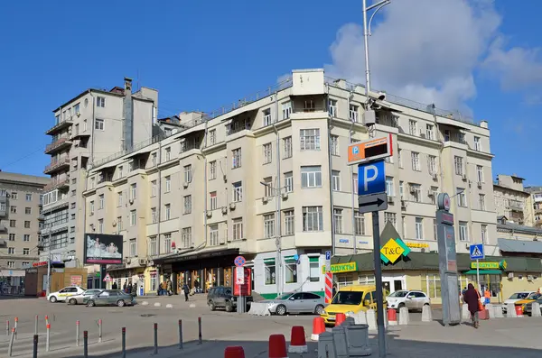 Москва, 20 березня 2016 року російський сцени: людей, що йдуть біля будинку № 27 на Zemlyanoy вал, будинок, побудований 1935 року — стокове фото