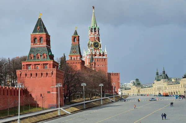 Moskva, Rusko, Rudé náměstí, věže Kremlu — Stock fotografie