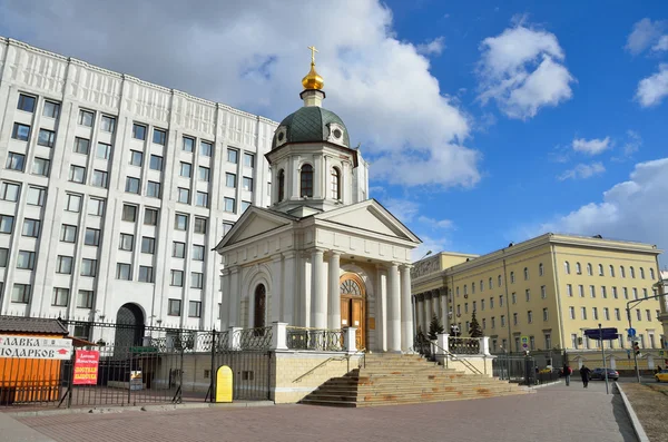 モスクワ、ロシア、2016 年 3 月 20 日、ロシアのシーン: ロシア連邦の国防省の建物に対してのボリスとグレブ神聖な殉教者の礼拝堂付近の散歩人 — ストック写真