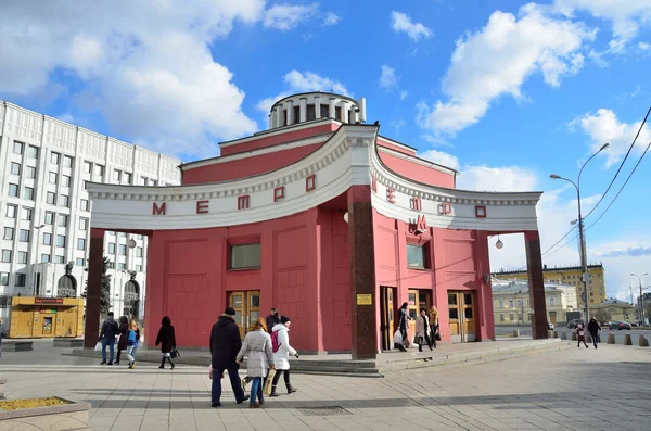 Mosca, Russia, 20 marzo 2016, persone a piedi vicino all'ingresso della stazione "Arbatskaya" sulla linea della metropolitana Arbatsko-PokrovskayaFilevskaya — Foto Stock