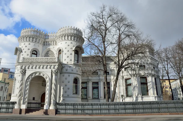 Moskou (Rusland), maart, 20, 2016, Russische scène: mensen lopen in de buurt van het herenhuis Arseniy Morozov (nu het huis van recepties van de regering van de Russische Federatie) — Stockfoto