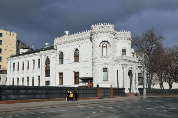 Moskva, Ryssland, mars 20, 2016, rysk scen: människor gå nära herrgården Arseniy Morozov (nu huset av mottagningar för ryska federationens regering) — Stockfoto