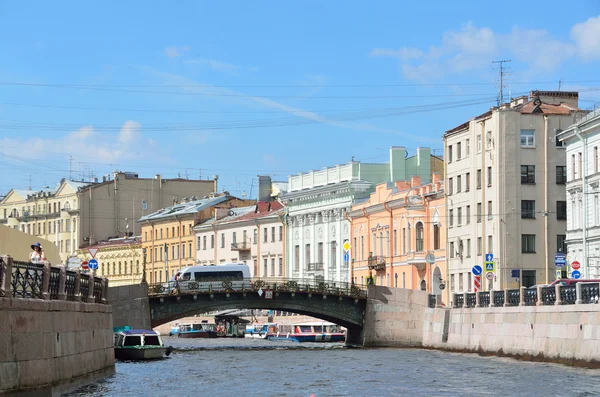 ST.RETERSBURG, RUSSIA, JULY, 20, 2014. Russian scene: cars on the embankmant of Moyka river, Konyushenniy bridge — Stock Photo, Image