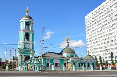 Moskova, Rusya, 23 Ağustos 2015, Karacharovo'da hayat veren Trinity tapınağının yakınında feryat eden insanlar, Moskova
