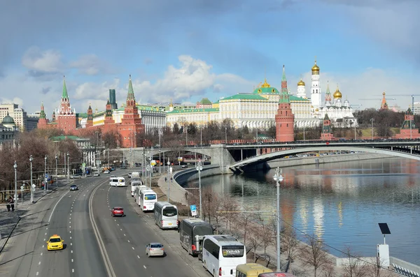 Mosca, Russia, 20 marzo 2016, scena russa: auto sul terrapieno vicino al Cremlino a Mosca — Foto Stock
