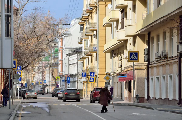 Москва, 03 квітня 2016 року російський сцени: людей, що йдуть в Chaplygina вулиці — стокове фото