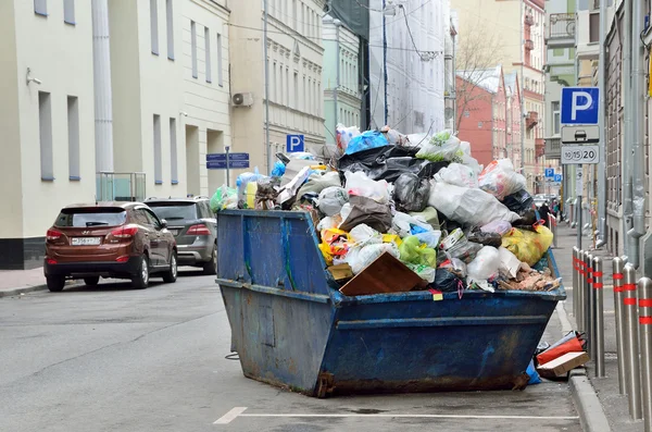 Moskou, Rusland, april, 03, 2016. Russische scène: niet de Prullenbak op de straat Mashkova in Moskou genomen — Stockfoto