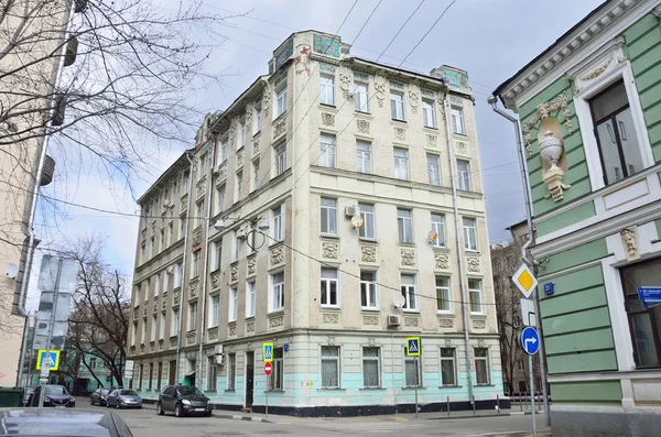 Moscow, Russia, April, 19,2015. Russian scene: Nobody, 19/28 apartment house at the intersection of Podsosensky and Lalin lanes, 1910 year built — Stock Photo, Image