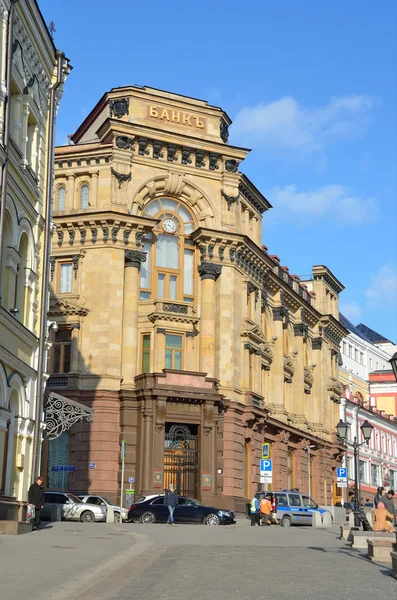 Москва, Россия, 27 марта 2016 г. Russian scene: "Bank of Moscow" at the Kuznetsk Bridge street — стоковое фото