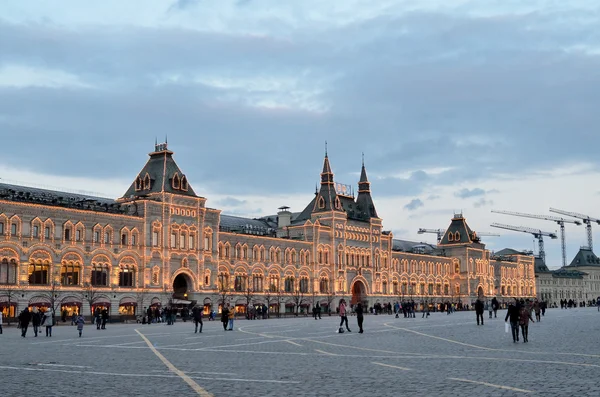 Moscou, Rússia, 03 de abril de 2016, cena russa: pessoas andando perto da construção da loja de departamento GUM na Praça Vermelha à noite — Fotografia de Stock