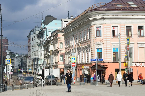 Moscow, Russia, April, 03, 2016, the intersection of Myasnitskaya street and Chistoprudny Boulevard. Monument of architecture -house of Gusyatnikov, 19 century — Stock Photo, Image