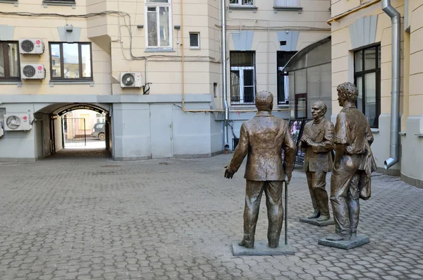 Moskva, Ryssland, mars 27, 2016, rysk scen: ingen, monument till dramatiker Vampilov, Volodin och Rozov onchaplygina gatan i Moskva — Stockfoto