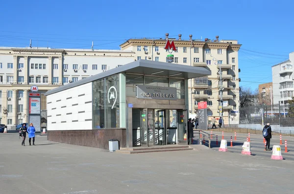 Moscú, Rusia, 27 de marzo de 2016, personas caminando cerca de la entrada a la estación de metro "Chkalovskaya " —  Fotos de Stock