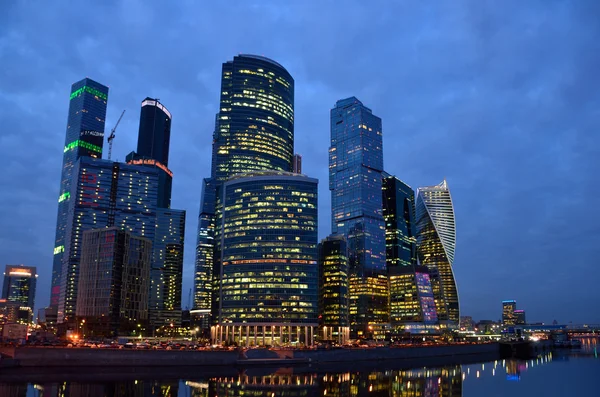 Moskova, Venäjä, maaliskuu, 28, 2016. Venäläinen kohtaus: Kansainvälinen yrityskeskus "Moskova-City" illalla — kuvapankkivalokuva