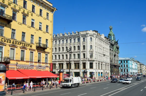 ST. PETERBURG, RUSSIA, JULY, 20, 2014. Russian scene: people walking on Nevsky prospect — Stock Photo, Image