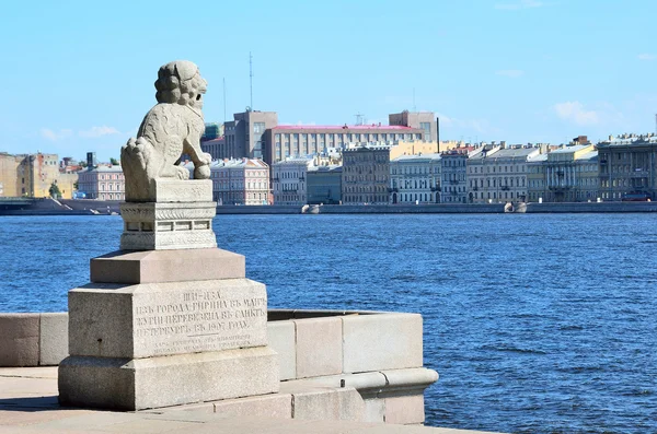 Stupido. Pietroburgo, Russia, 20 settembre 2014. Scena russa: Statua di un leone cinese Shi-CSA sull'argine Petrovskaya a San Pietroburgo — Foto Stock