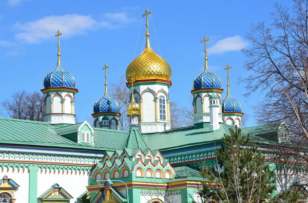 Koepels van de Sint-Nicolaaskerk op Rogozhskoe begraafplaats (Rogozhskaya oude gelovige gemeenschap) — Stockfoto